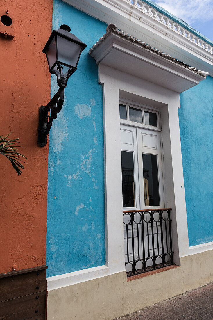 Bunt bemalte Gebäude im kolonialen Sektor von Santo Domingo, Dominikanische Republik. UNESCO-Welterbestätte - Kolonialstadt Santo Domingo