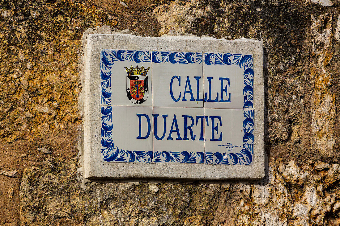 Straßenschild aus Kacheln in der alten Kolonialstadt Santo Domingo, Dominikanische Republik. Eine UNESCO-Welterbestätte in der Dominikanischen Republik