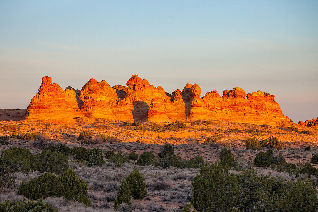 Sonnenaufgangslicht auf erodierten Navajo-Sandsteinformationen in South Coyote Buttes, Vermilion Cliffs National Monument, Arizona