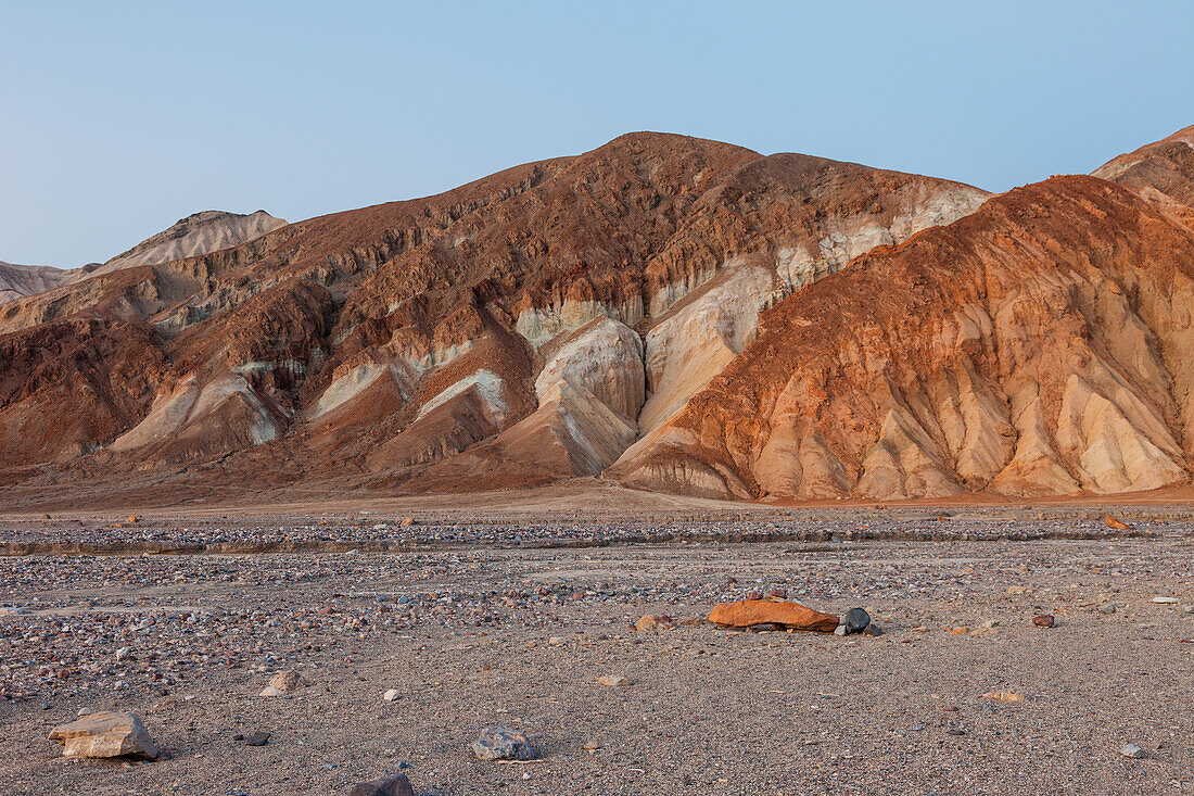 Farbenprächtige Furnace Creek-Formationen nahe der Mündung des Golden Canyon im Death Valley National Park in der Mojave-Wüste, Kalifornien
