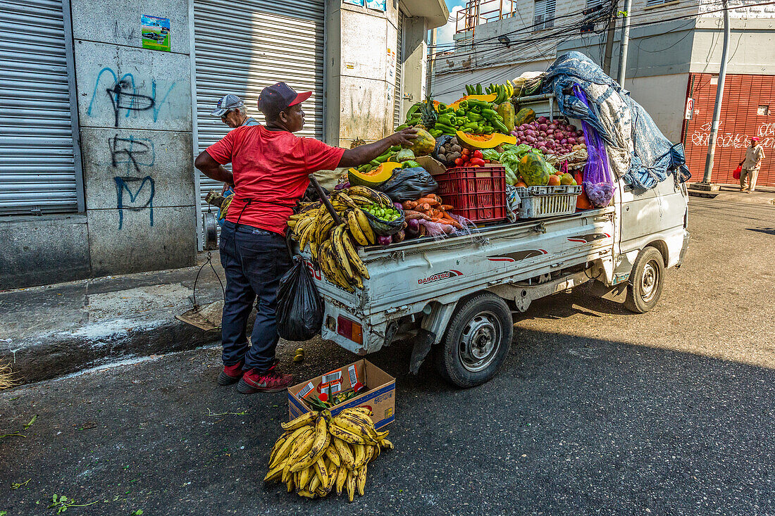 Ein mobiler Obst- und Gemüsewagen verkauft Obst und Gemüse auf der Straße in Santo Domingo, Dominikanische Republik