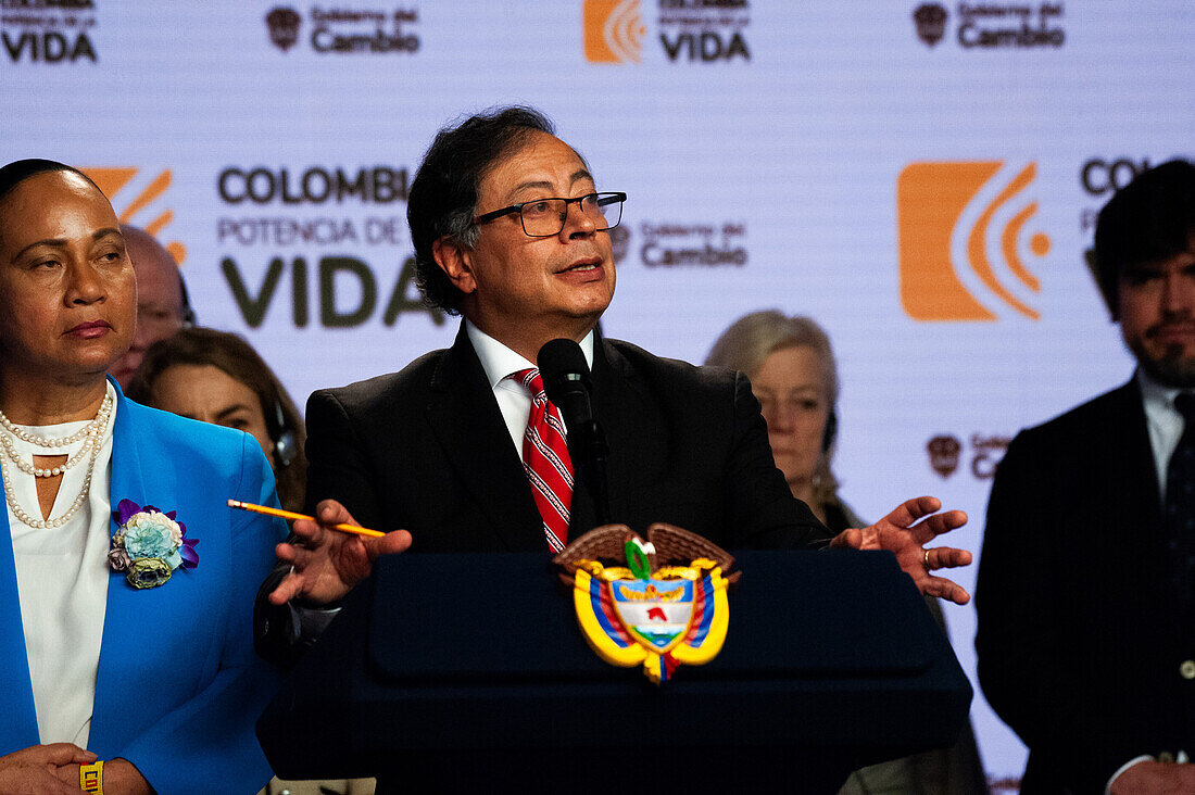 Der kolumbianische Präsident Gustavo Petro spricht während einer Pressekonferenz nach einem Treffen mit dem Sicherheitsrat der Vereinten Nationen über die Fortschritte im kolumbianischen Friedensprozess 2016 und den neuen laufenden Prozess in Bogota, Kolumbien, 8. Februar 2024