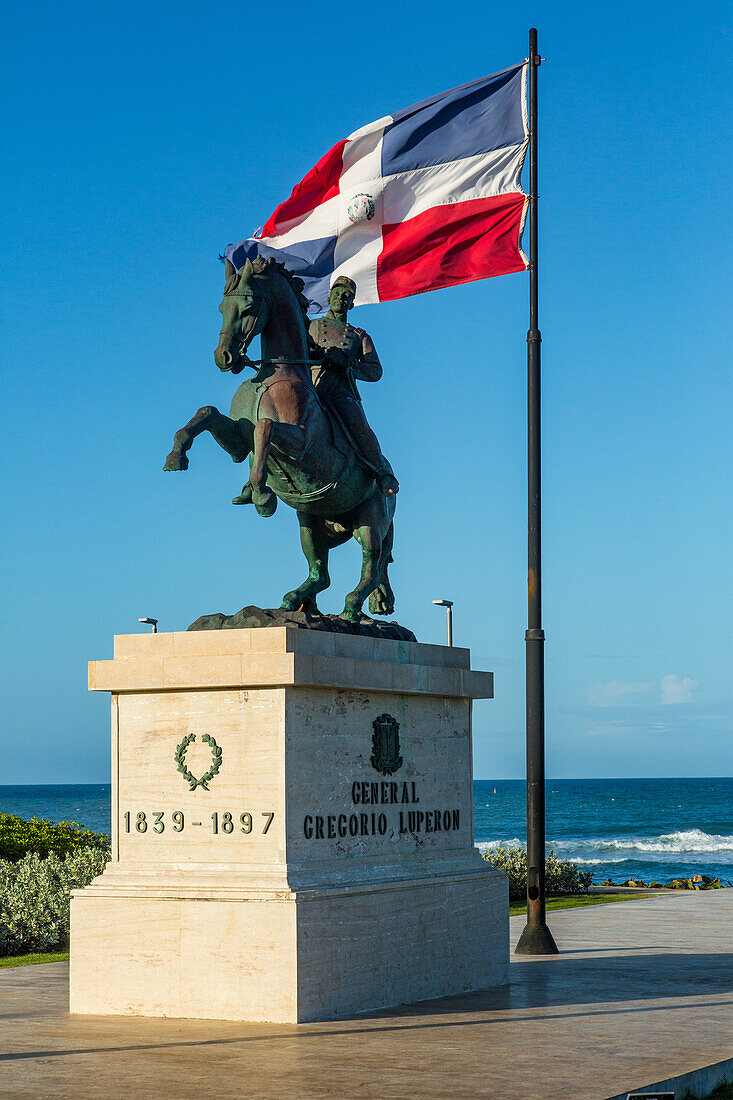 Eine Bronzestatue zum Gedenken an General Greogorio Luperon im La Puntilla Park in Puerto Plata, Dominikanische Republik