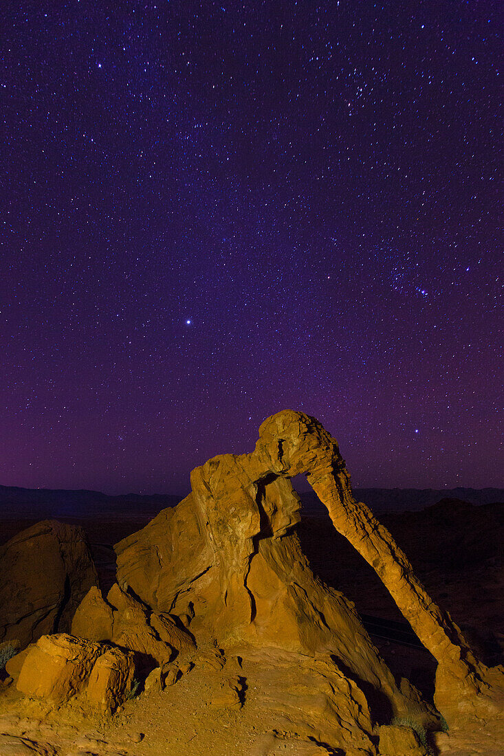 Elephant Rock, ein natürlicher Bogen im erodierten Azteken-Sandstein bei Nacht im Valley of Fire State Park in Nevada