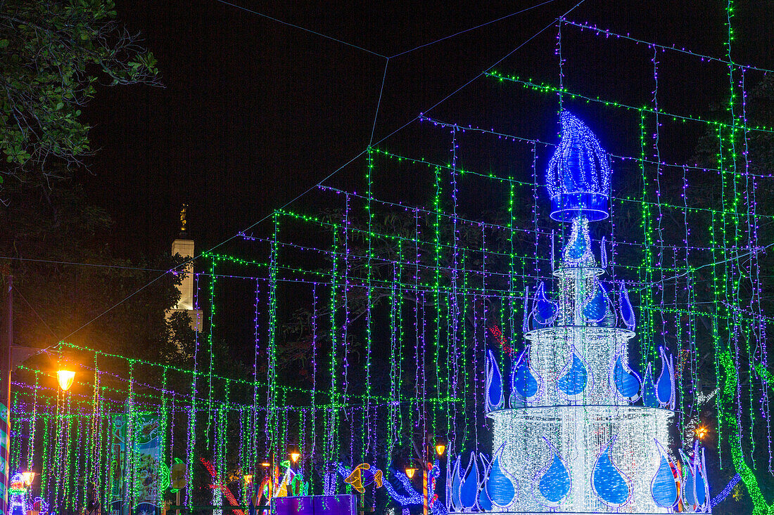 Millionen von Weihnachtslichtern schmücken den Ibero-Amerikanischen Park in Santo Domingo, Dominikanische Republik