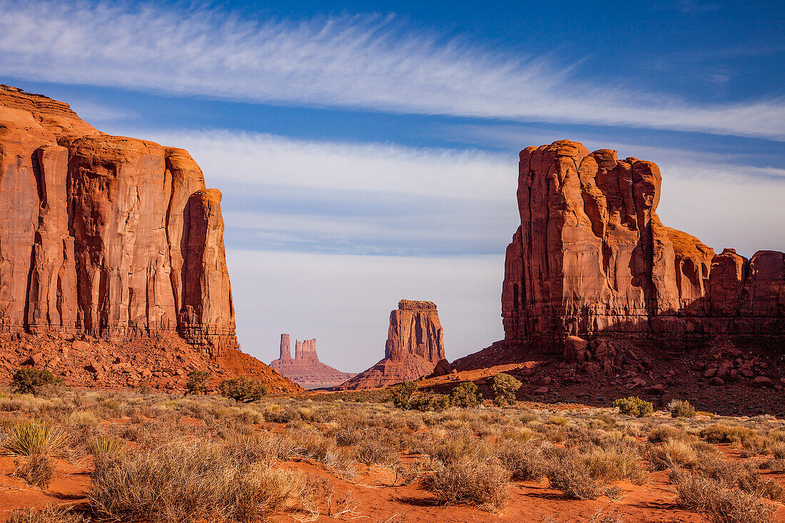 Blick aus dem Nordfenster auf die Utah-Monumente zwischen Elephant Butte und Cly Butte im Monument Valley Navajo Tribal Park in Arizona. L-R: Elephant Butte, Brigham's Tomb, König auf dem Thron, Castle Butte, Bär und Hase, Postkutsche, East Mitten Butte und Cly Butte