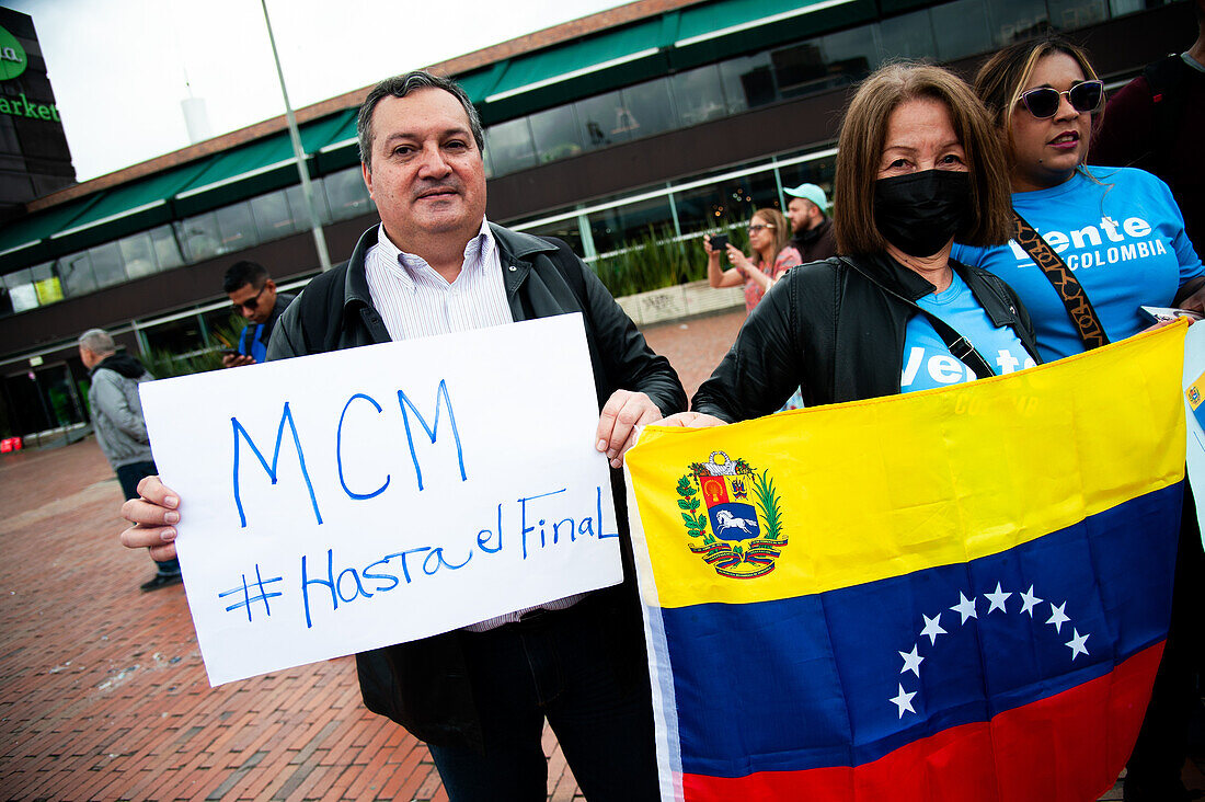 Venezolanische Bürger in Bogota, Kolumbien, protestieren für die Präsidentschaftskandidatur der venezolanischen Oppositionsführerin Maria Corina Machado bei den Präsidentschaftswahlen, nachdem sie disqualifiziert wurde, am 4. Februar 2024