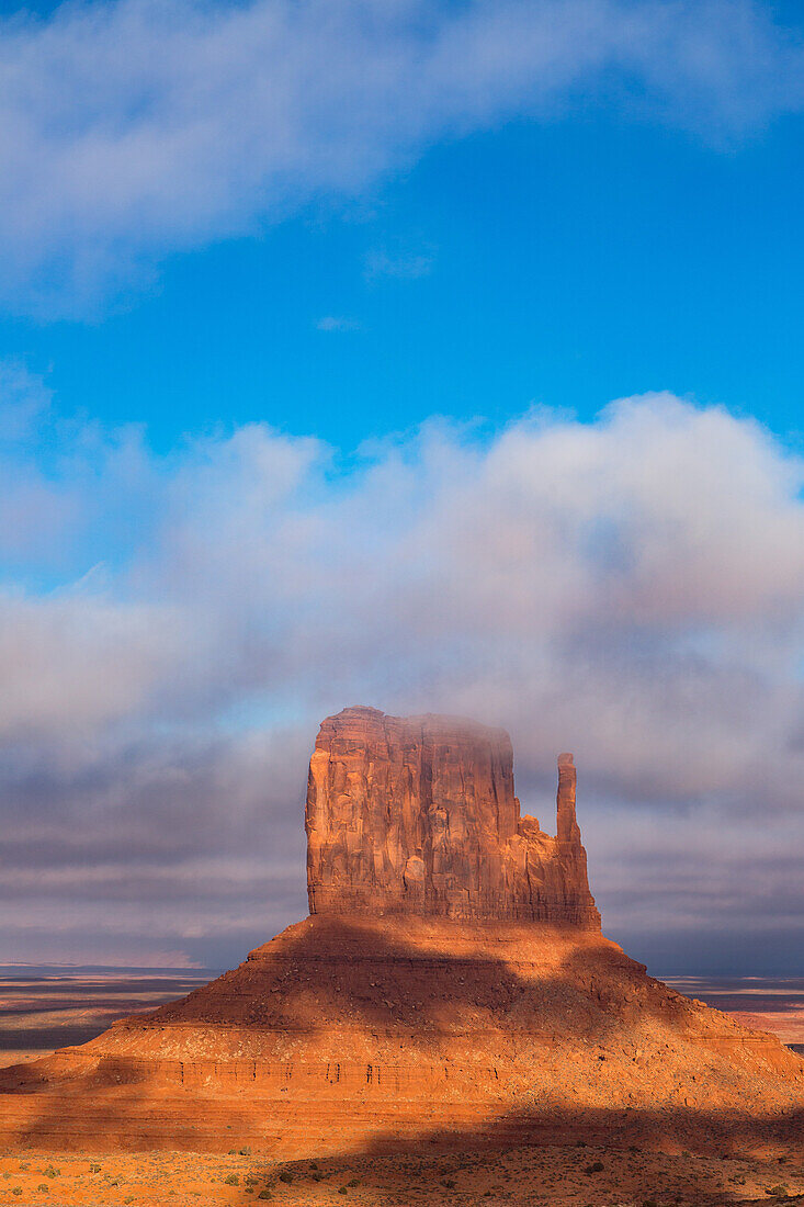 Tief hängende Wolken über dem West Mitten im Monument Valley Navajo Tribal Park in Arizona