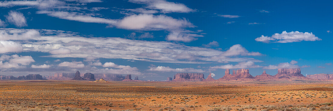 Panoramic view of Monument Valley from the northeast. L-R: Three Sisters at the left end of Mitchell Mesa, East Mitten, Merrick Butte, West Mitten, Gray Whiskers Butte, Mitchell Butte, Sentinal Mesa, Big Indian Chief, Castle Butte, Bear & Rabbit, Stagecoach, King on the Throne, Brigham's Tomb, Eagle Mesa. The border between Arizona & Utah is between Mitchell Butte & Sentinal Mesa, almost in the very center of the image, wtih Utah at right.