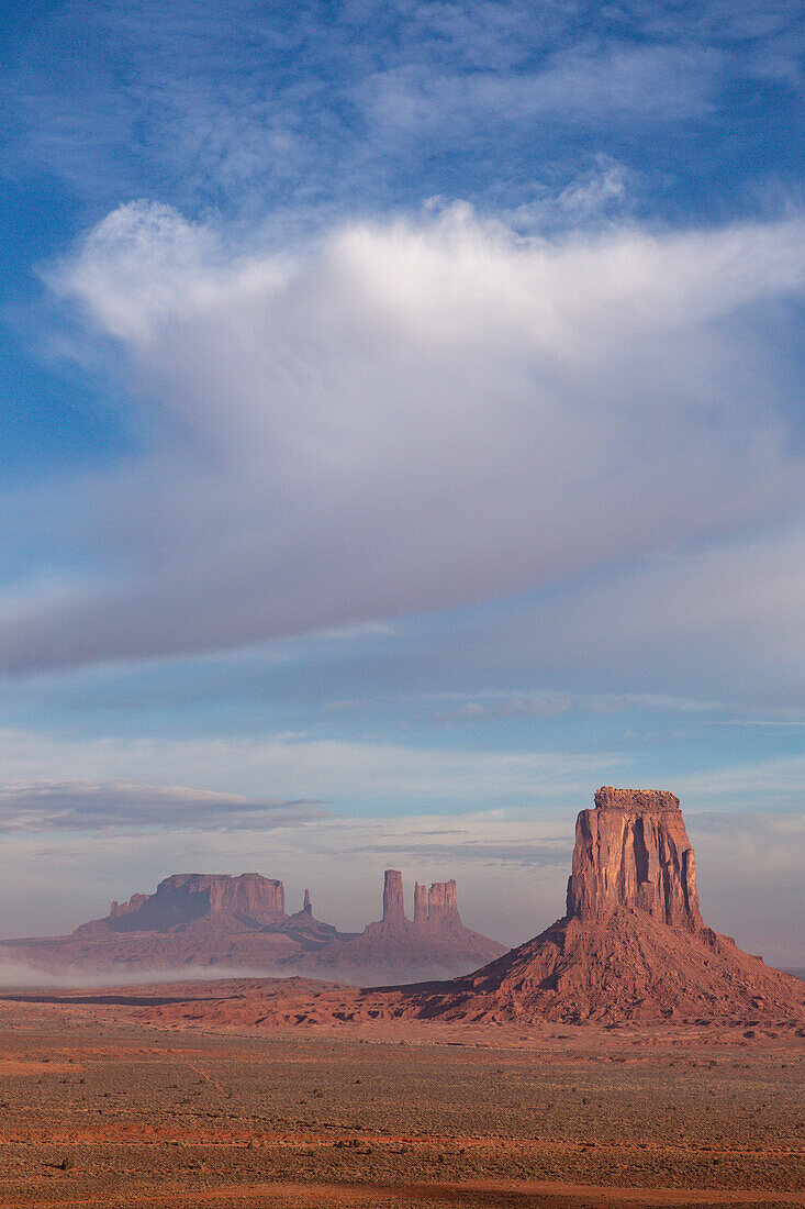 Nebliger Morgenblick aus dem Nordfenster auf die Utah-Monumente im Monument Valley Navajo Tribal Park in Arizona. L-R: Castle Butte, Bear and Rabbit, Stagecoach, East Mitten Butte