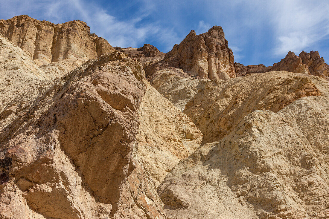 Farbenfrohe Furnace Creek-Formation im Golden Canyon im Death Valley National Park in der Mojave-Wüste, Kalifornien