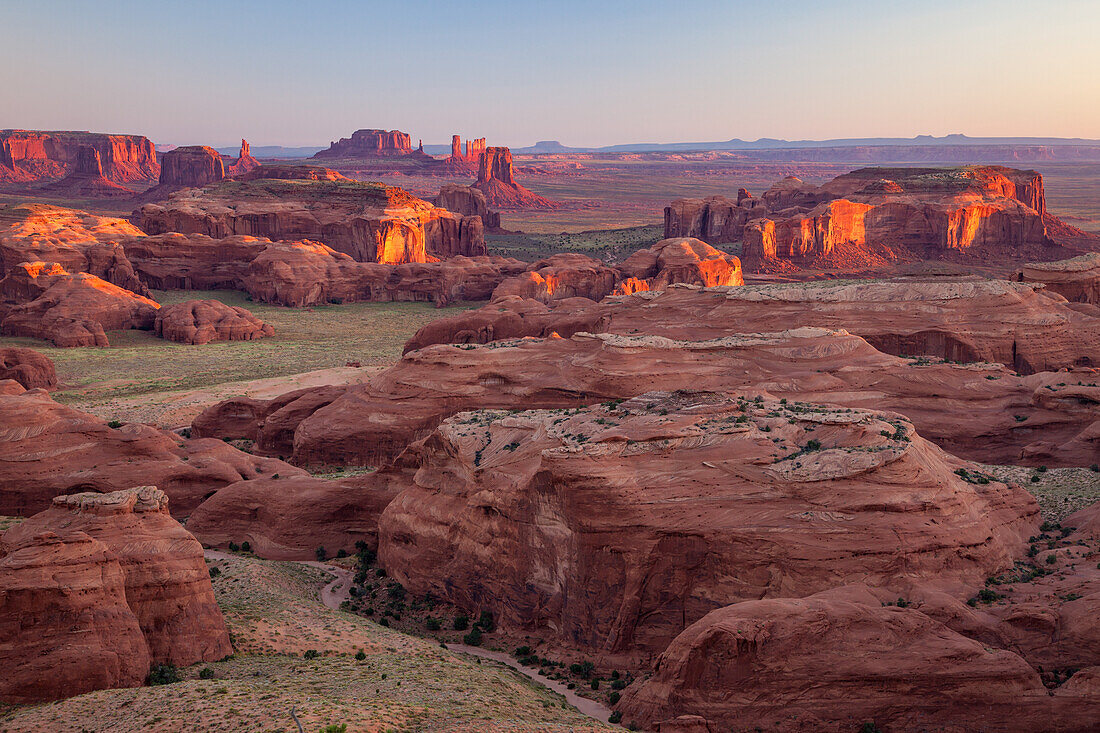 Sonnenaufgang im Monument Valley Navajo Tribal Park in Arizona. Blick von Hunt's Mesa