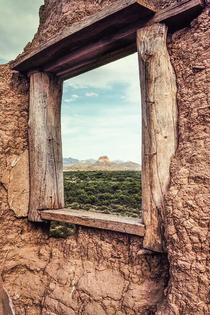 Das Fenster einer alten Ruine in Hot Springs umrahmt die Wüstenlandschaft im Big Bend National Park in Texas