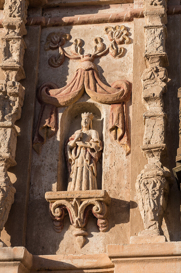 Detail einer Statue der Heiligen Barbara an der Fassade der Mission San Xavier del Bac in Tucson, Arizona