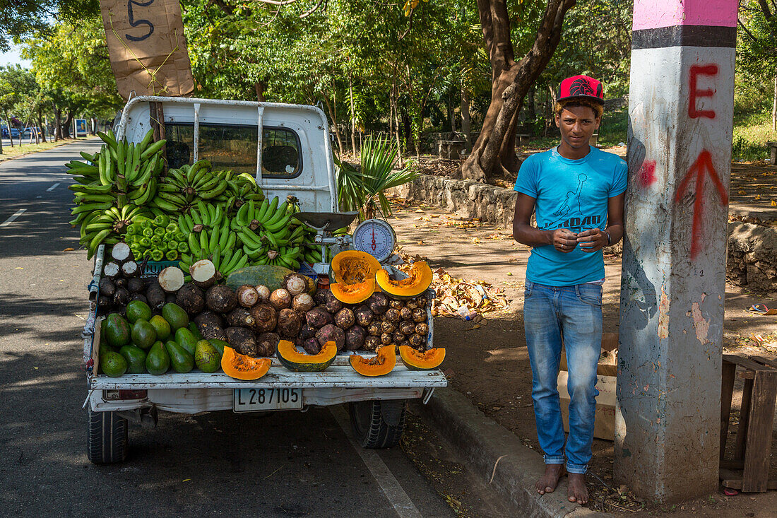 Dieser Lastwagen ist ein mobiler Gemüsestand, geparkt an einer belebten Straße in Santo Domingo, Dominikanische Republik