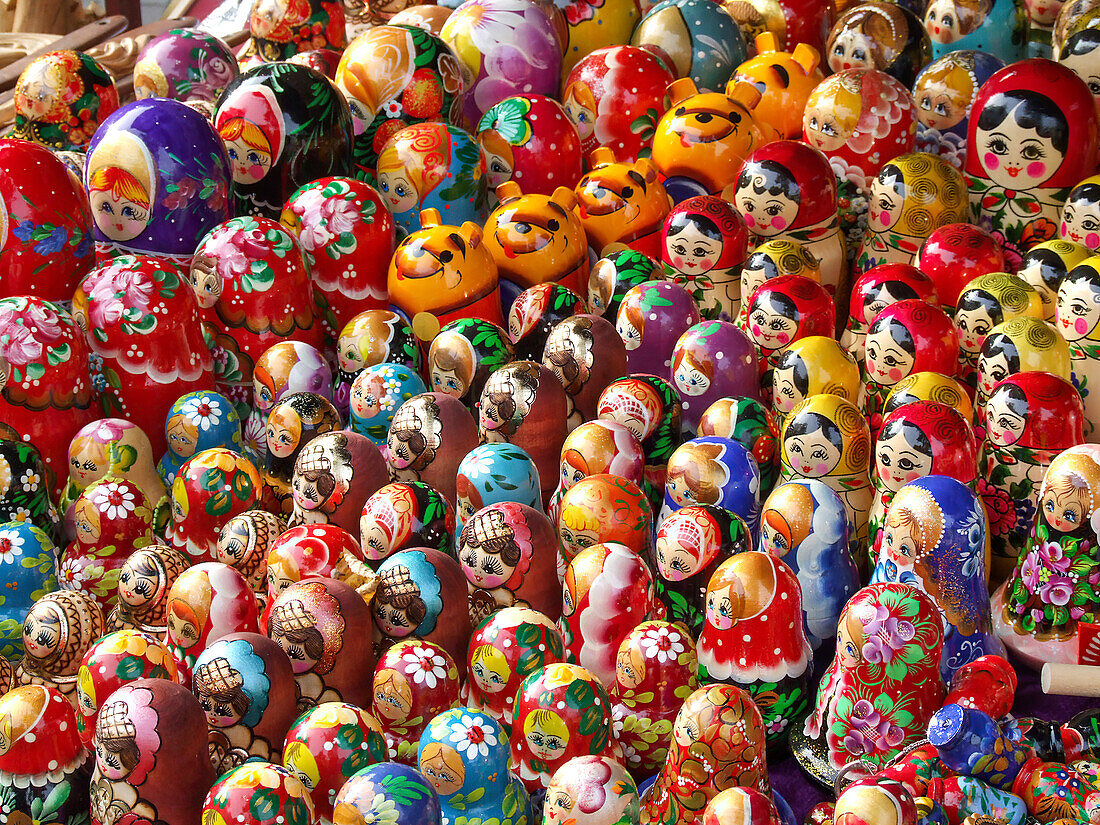 Hölzerne Matrjoschka-Puppen werden auf einem Straßenmarkt in der Altstadt von Vilnius, Litauen, zum Verkauf angeboten. Ein UNESCO-Weltkulturerbe