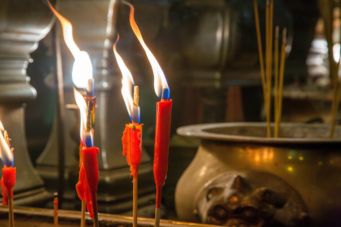 Brennende Votivkerzen im buddhistischen Man-Mo-Tempel in Hongkong, China