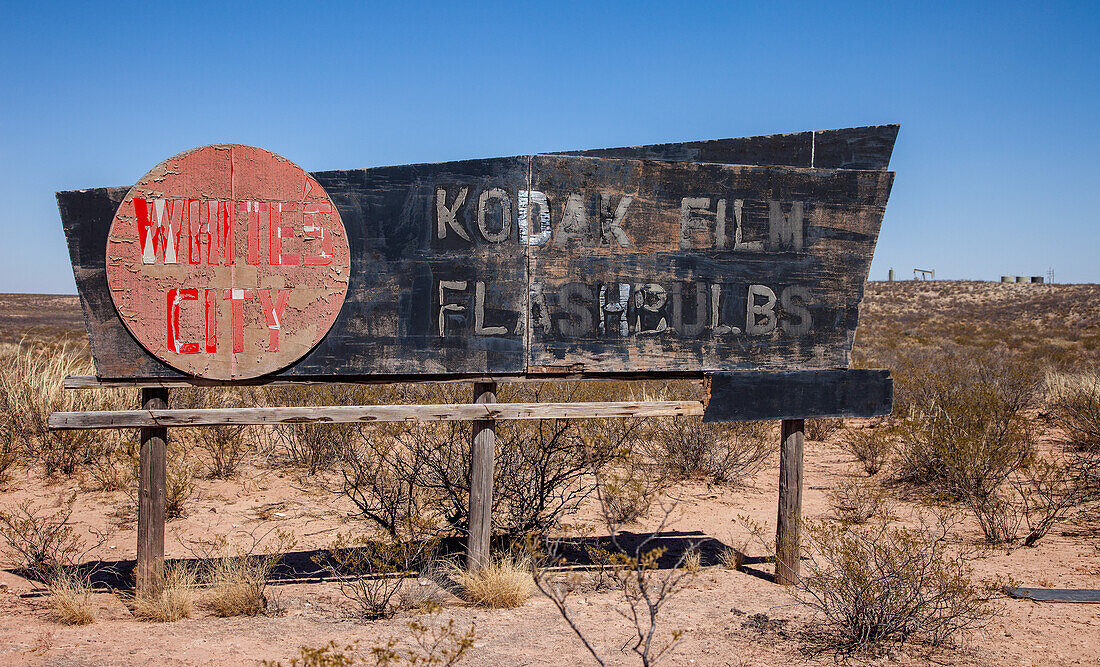 Ein verfallenes Schild in der Nähe von Whites City, New Mexico, das für Kodak Film wirbt. Whites City ist das Tor zum Carlsbad Caverns National Park