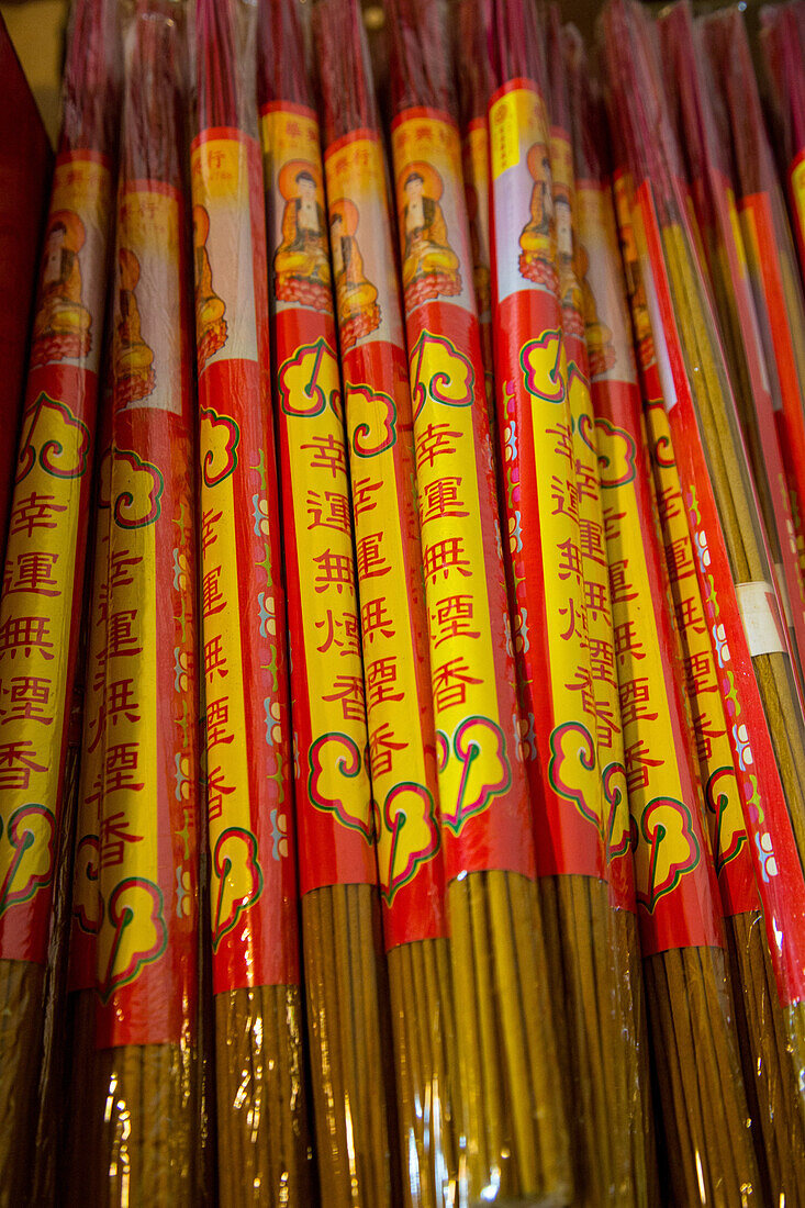 Räucherstäbchen oder Weihrauch zum Verkauf im buddhistischen Man-Mo-Tempel in Hongkong, China