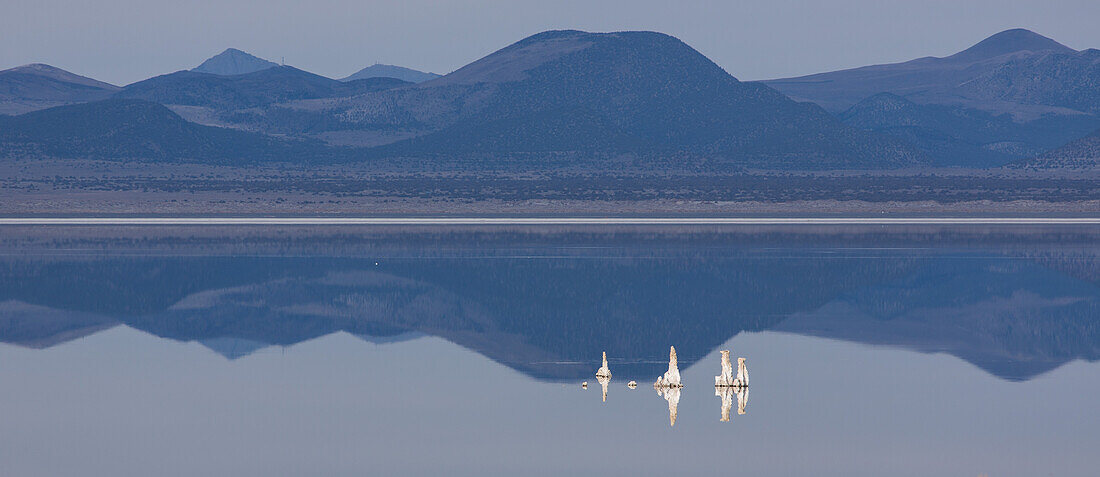 Tuffsteinformationen, die sich im Mono Lake in Kalifornien spiegeln