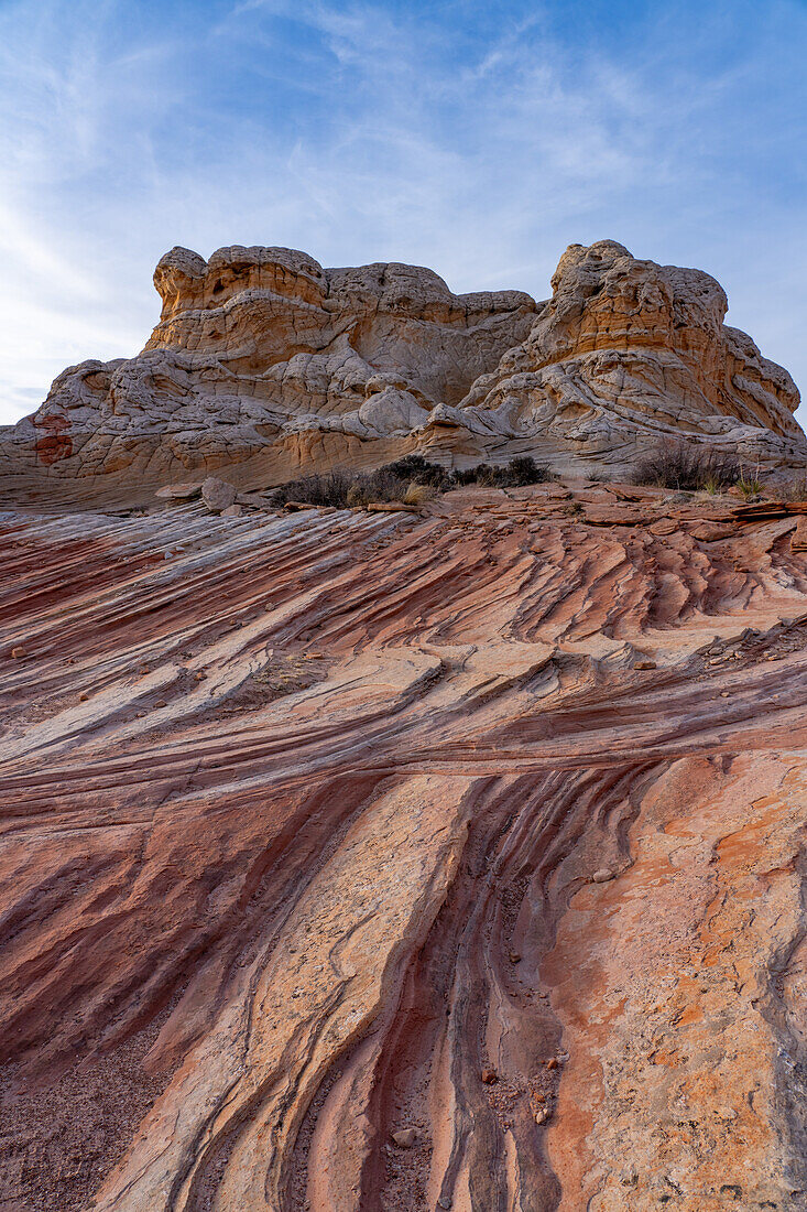 Erodierter Navajo-Sandstein in der White Pocket Recreation Area, Vermilion Cliffs National Monument, Arizona. Das Bild zeigt ein gutes Beispiel für die Querschichtung in den Sandsteinschichten.