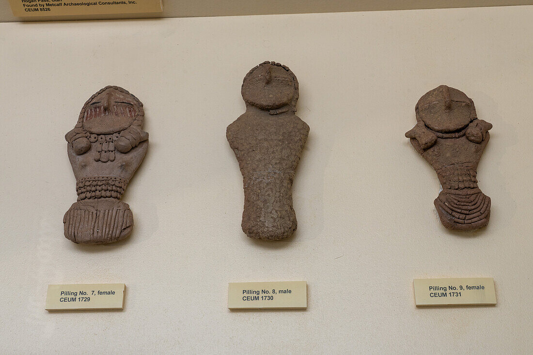 Drei Pilling-Figuren aus der Fremont-Kultur im USU Eastern Prehistoric Museum in Price, Utah