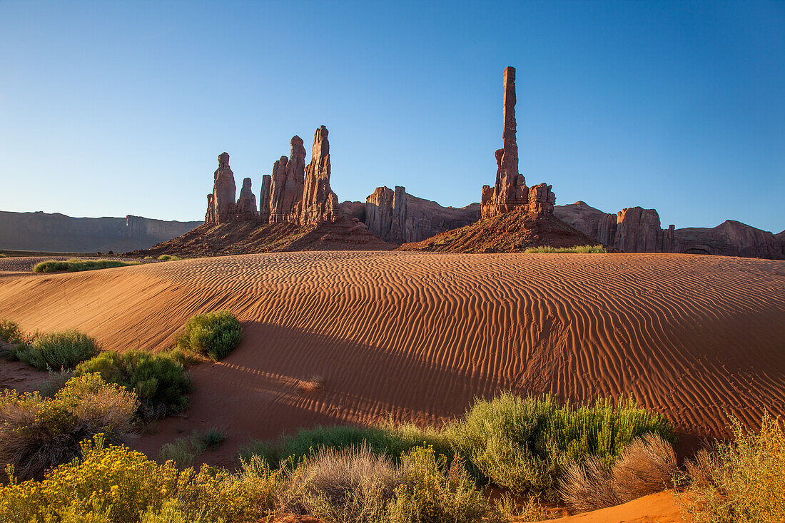 Der Totempfahl und Yei Bi Chei mit gekräuselten Sanddünen im Monument Valley Navajo Tribal Park in Arizona