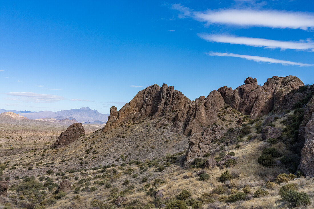 Schroffe Felsformationen im Lost Dutchman State Park, Apache Junction, Arizona. Die Four Peaks sind in der Ferne zu sehen.