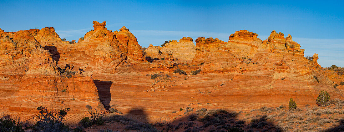 Sonnenaufgangslicht auf erodierten Navajo-Sandsteinformationen in South Coyote Buttes, Vermilion Cliffs National Monument, Arizona