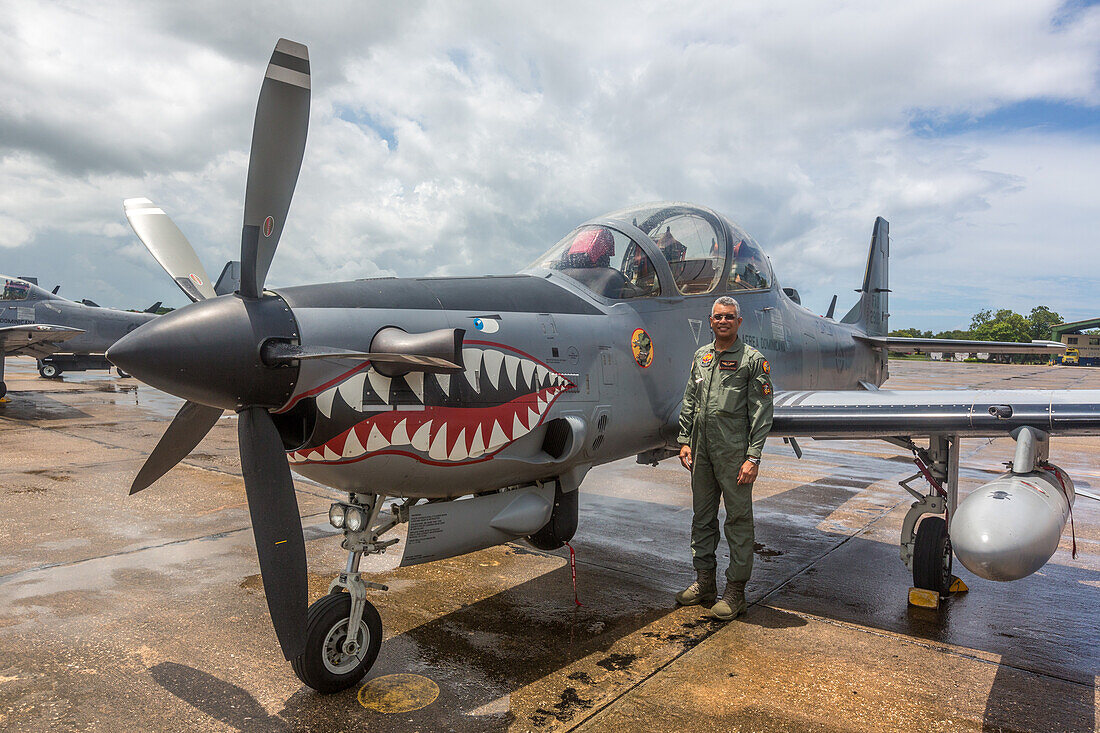 Ein Pilot der dominikanischen Luftwaffe neben einem Super Tucano-Kampfflugzeug auf dem Luftwaffenstützpunkt San Isidro in der Dominikanischen Republik