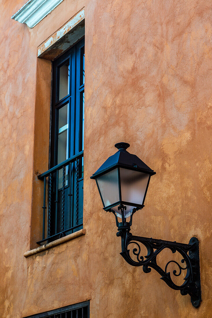 Straßenlampe und Fenster in der alten Kolonialstadt Santo Domingo, Dominikanische Republik. Eine UNESCO-Weltkulturerbestätte in der Dominikanischen Republik