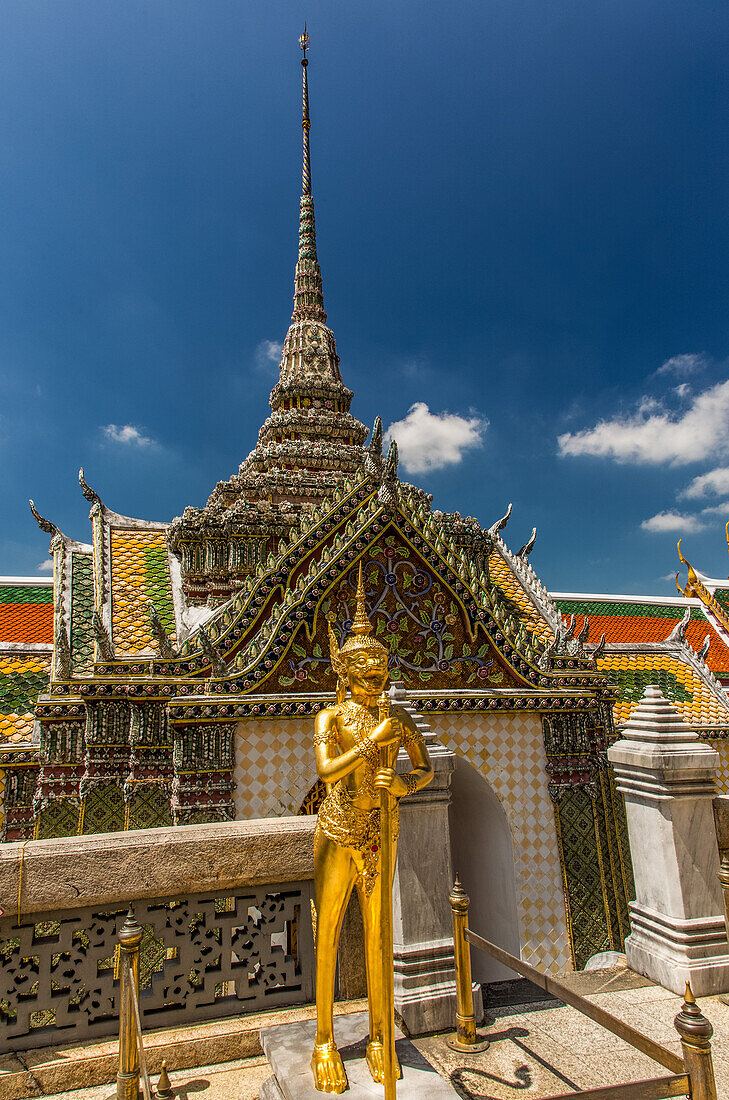 Die goldene Statue eines Singhaphanon-Fabelwesens bewacht den Phra Wiharn Yod im Grand Palace-Komplex in Bangkok, Thailand. Ein Singhaphanon hat den Oberkörper eines Affen und den Unterkörper eines Löwen
