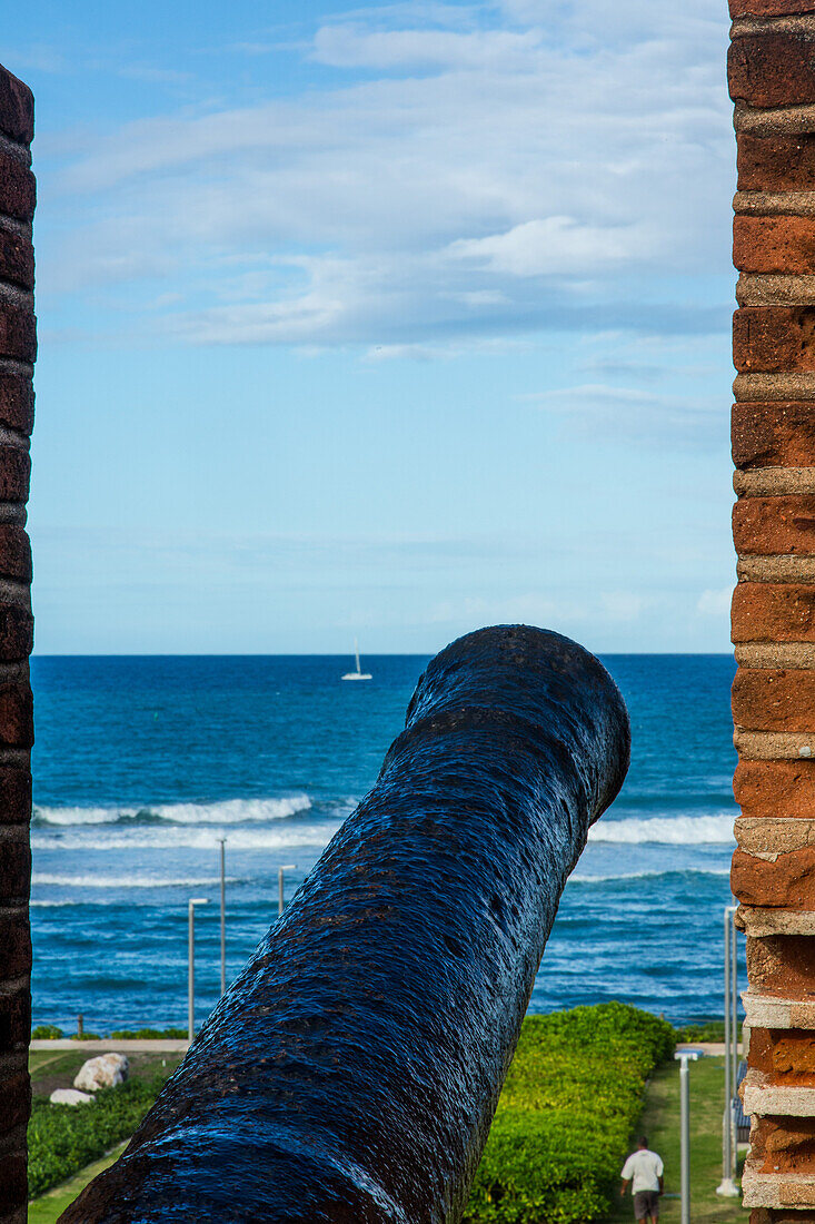 Eine koloniale spanische Kanone überblickt den Atlantischen Ozean in Fortaleza San Felipe, heute ein Museum in Puerto Plata, Dominikanische Republik
