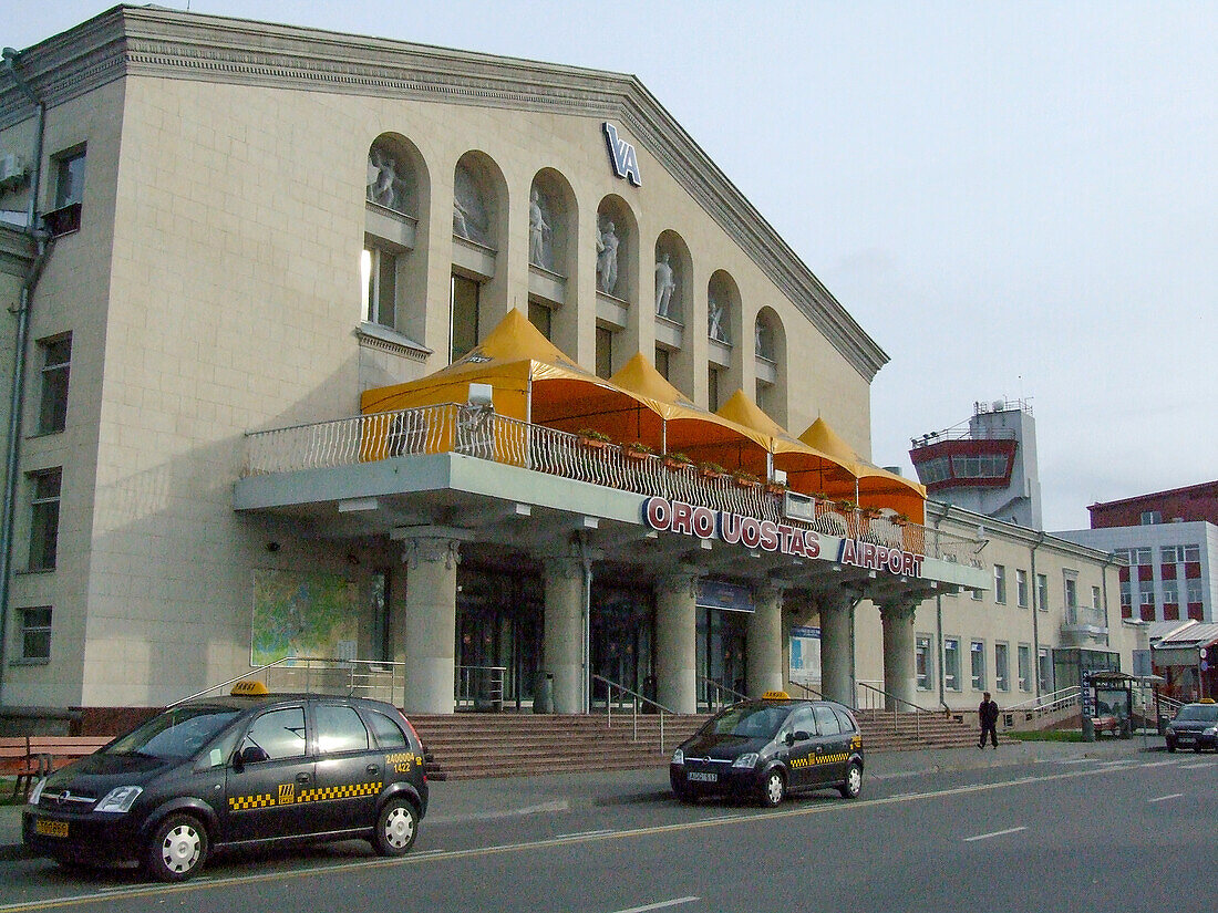 Die Fassade des älteren Terminals des Internationalen Flughafens Vilnius in Litauen