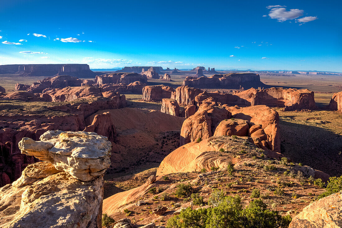 Sandsteinformationen auf Hunt's Mesa mit dem Monument Valley im Hintergrund im Monument Valley Navajo Tribal Park in Arizona