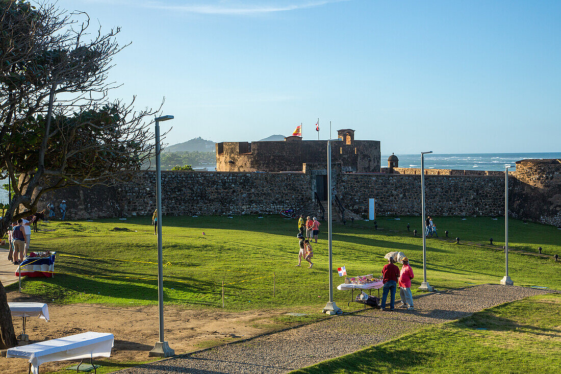 Fort San Felipe im La Puntilla Park mit Blick auf den Atlantischen Ozean, das den Hafen von Puerto Plata, Dominikanische Republik, bewacht