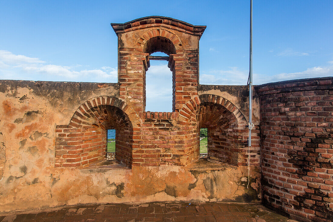 Schießscharten und Glockenturm der spanischen Kolonialfestung Fortaleza San Felipe, heute ein Museum in Puerto Plata, Dominikanische Republik