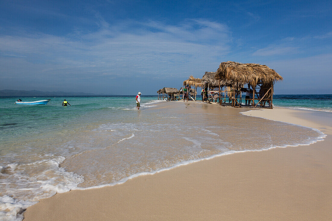 Wellen brechen über der winzigen Cayo Arena oder Paradiesinsel, einer Sandbankinsel an der Nordwestküste der Dominikanischen Republik. Bei Flut ist sie vollständig unter wenigen Zentimetern Wasser getaucht.