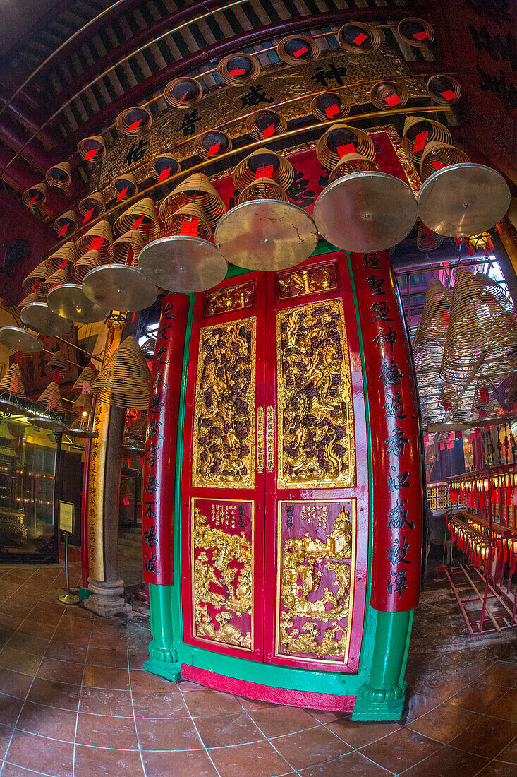 Eine Fischaugenansicht des Portals mit vergoldeten Drachen im buddhistischen Man-Mo-Tempel in Hongkong, China