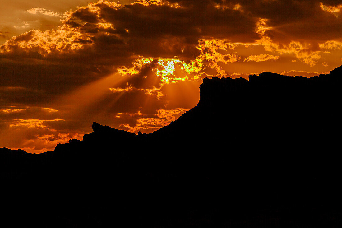 Farbenfroher Himmel bei Sonnenuntergang im Valley of Fire State Park in Nevada