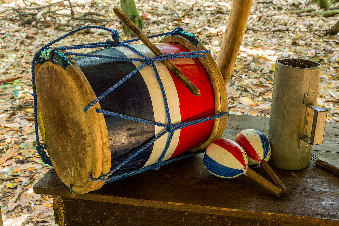 Traditionelle dominikanische Chupa-Tambora-Trommel, Maracas und Guiro auf einer Kakao-Plantagen-Tour. Dominikanische Republik. Die Tambora-Trommel wird normalerweise aus einem alten Rumfass hergestellt
