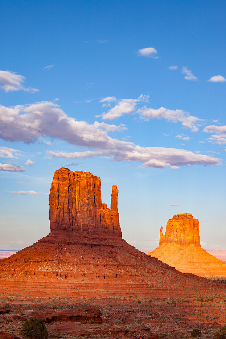 Die Mittens, charakteristische Sandsteinfelsen im Monument Valley Navajo Tribal Park in Arizona