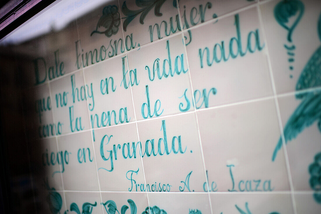 Kacheln mit einem Zitat von Francisco de Icaza in Granada, Spanien