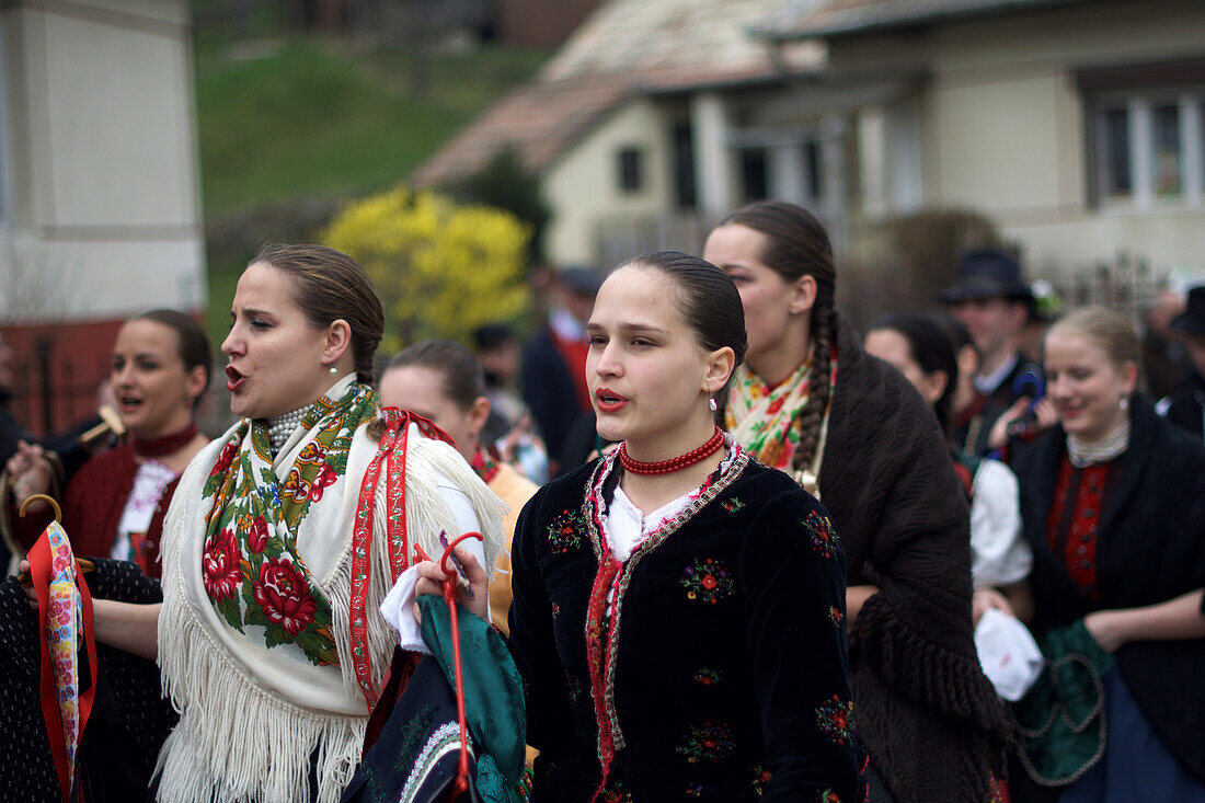 Trachten und Volkstraditionen beim Osterfest in Holl?k?, einem zum UNESCO-Welterbe gehörenden Dorf im Cserh?t-Gebirge des Nordungarischen Berglandes