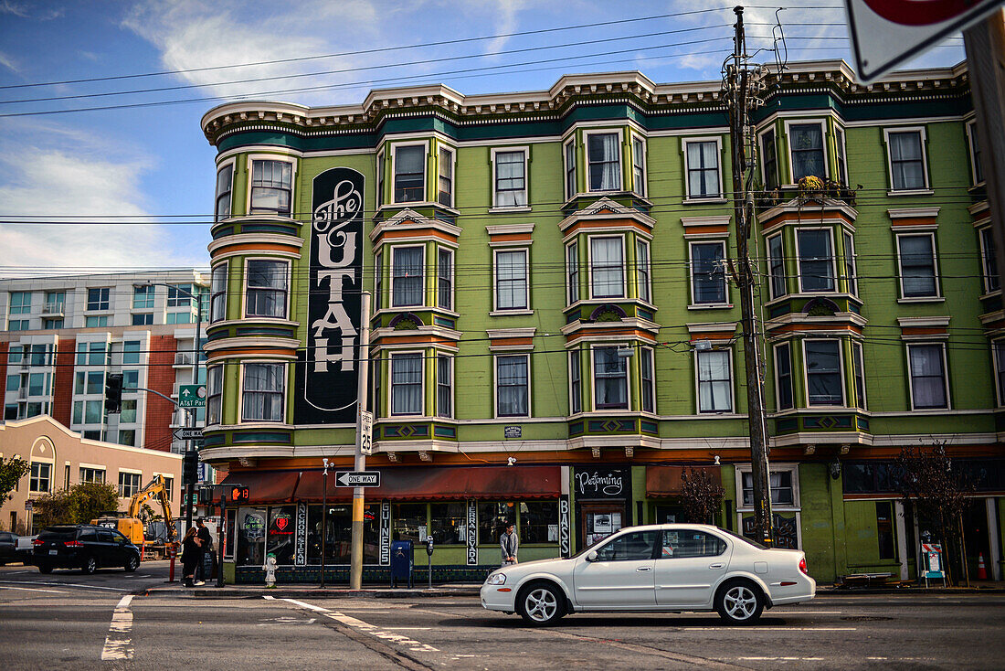 Das Hotel Utah Saloon, eine intime Bar und ein Musiklokal aus dem Jahr 1908, in dem Indie-Live-Acts auftreten. San Francisco, Vereinigte Staaten
