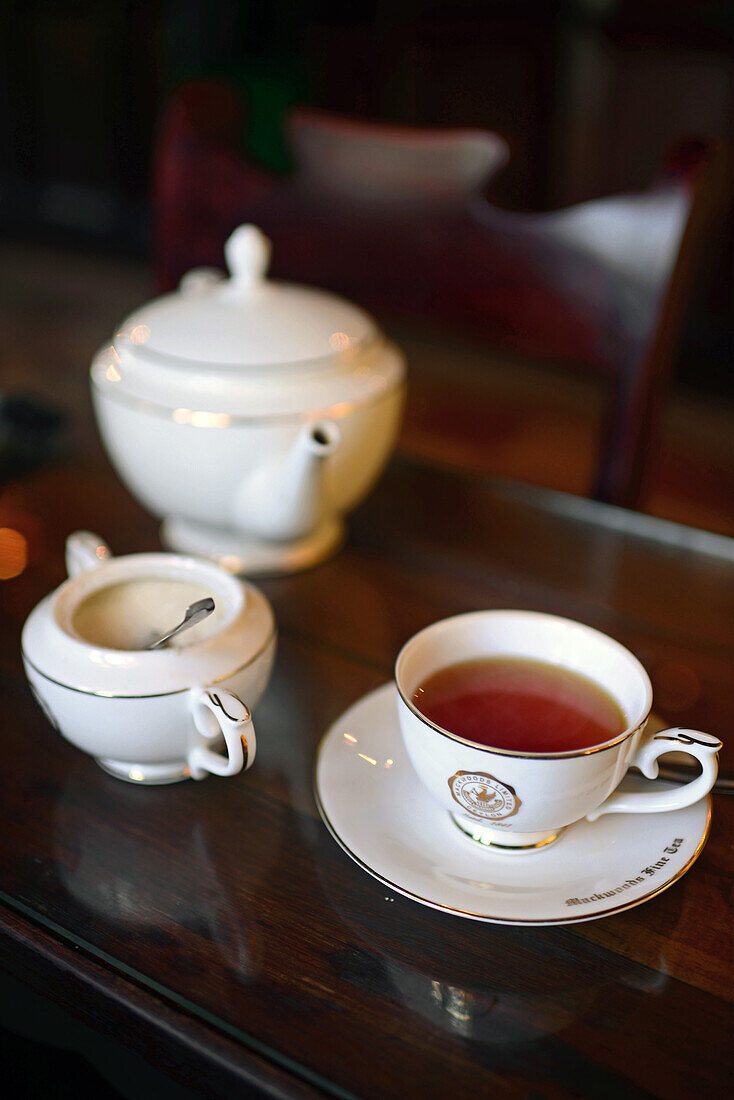 Teetasse und Krug im Mackwoods Labookellie Tea Centre, Nuwara Eliya, Sri Lanka