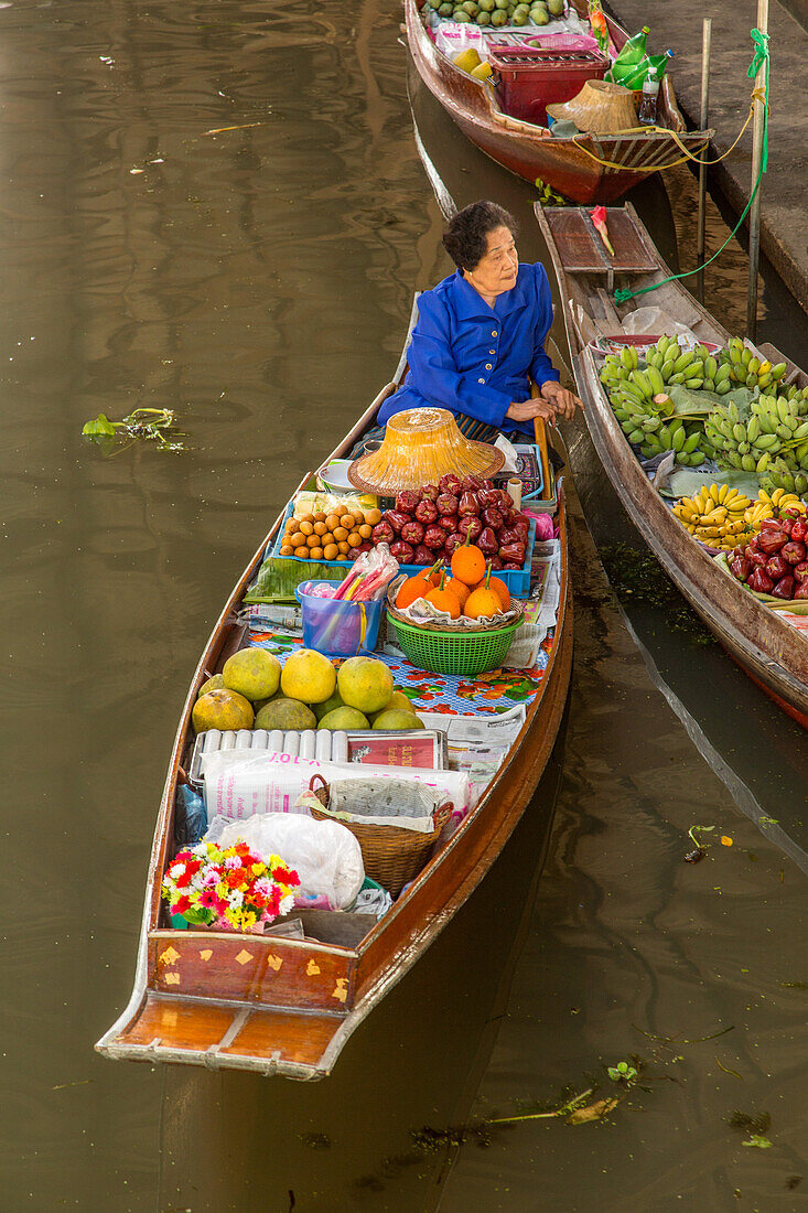 Thailändische Verkäufer auf ihren Booten auf dem schwimmenden Markt von Damnoen Saduak in Thailand