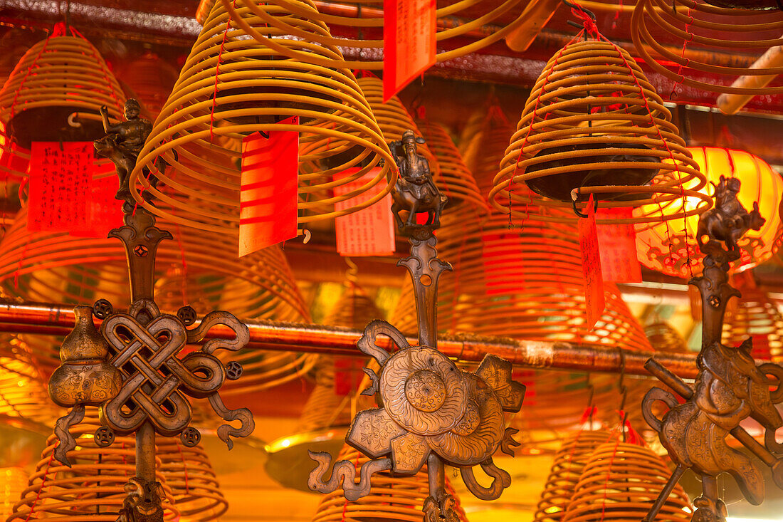 Brennende Weihrauchspiralen senden Gebete zum Himmel im Man Mo Tempel, einem buddhistischen Tempel in Hongkong, China