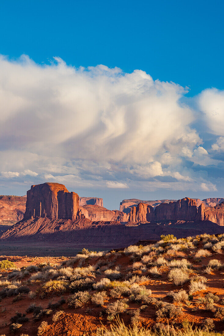 Wolken über Elephant Butte und Camel Rock, Sandsteinmonolithen im Monument Valley Navajo Tribal Park in Arizona