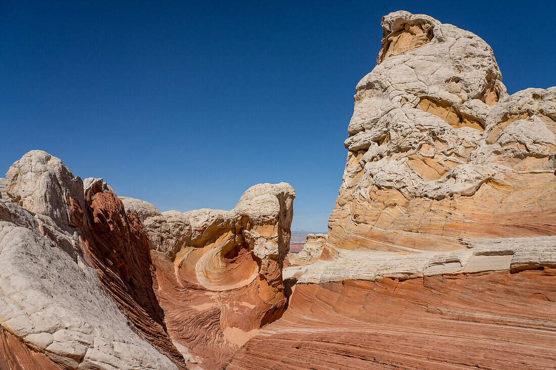 Farbenfroher erodierter Navajo-Sandstein in der White Pocket Recreation Area, Vermilion Cliffs National Monument, Arizona. Hier sind sowohl plastische Verformung als auch Querschichtung zu sehen.